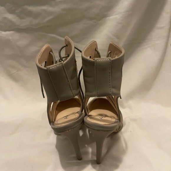 Anne Michelle , size 7 , tan/grayish color - Picture 4 of 5